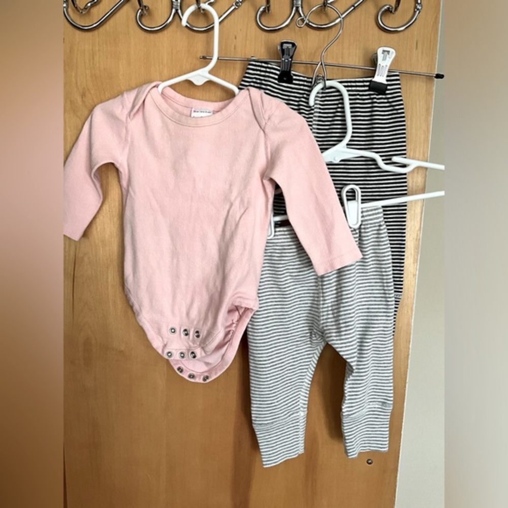 4 pc Hanna Andersson, 2 LS bodysuits and 2 wiggle pants, 6-12 months, MSRP $$119